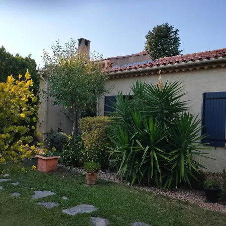 140 M2 Piscine Jardin 5 Personnes Et Un Bebe *