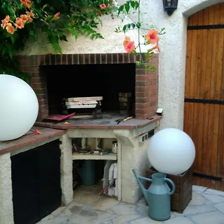 140 M2 Piscine Jardin 5 Personnes Et Un Bebe *