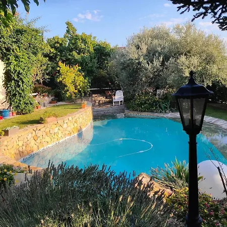 140 M2 Piscine Jardin 5 Personnes Et Un Bebe Villa Marseille
