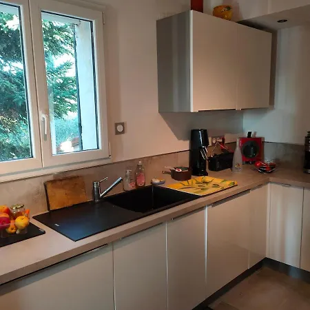 140 M2 Piscine Jardin 5 Personnes Et Un Bebe *