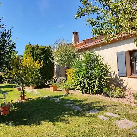 140 M2 Piscine Jardin 5 Personnes Et Un Bebe