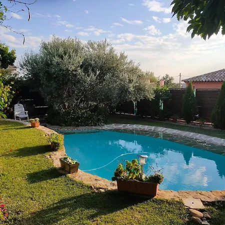 140 M2 Piscine Jardin 5 Personnes Et Un Bebe Villa