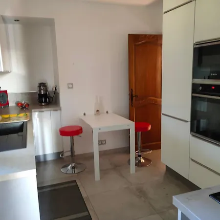 140 M2 Piscine Jardin 5 Personnes Et Un Bebe Villa