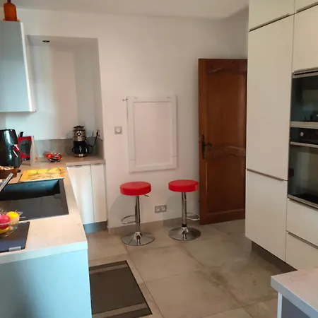 140 M2 Piscine Jardin 5 Personnes Et Un Bebe Villa Marseille