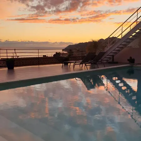 Les 3 Vue Piscine Guest house *