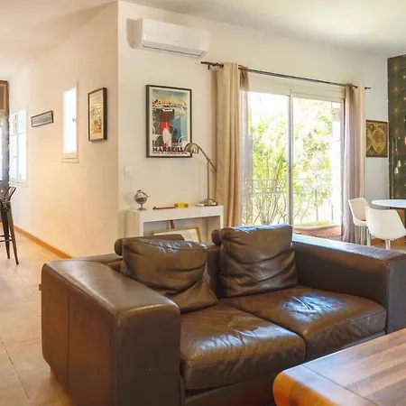 Apartment Bright, Vintage-style *