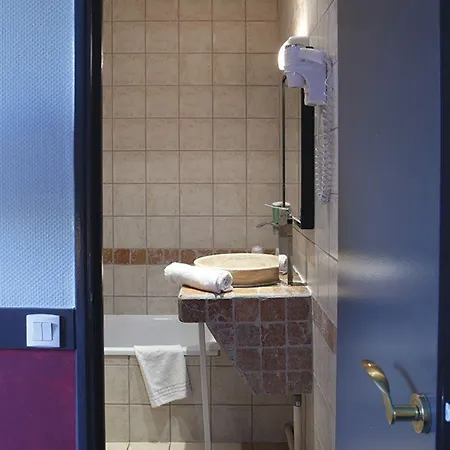 Adonis Vieux Port – Du Palais Marselha