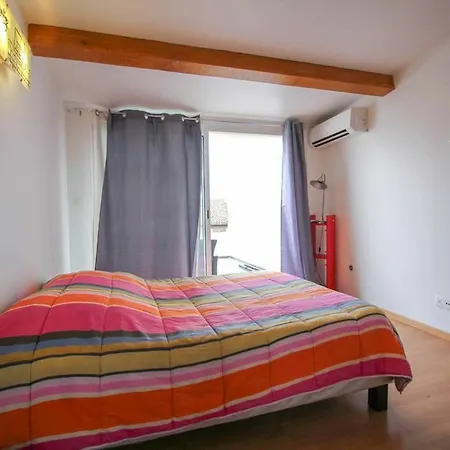 With 2 Bedrooms In Marseille, With Terrace And Wifi - 5 Km F Apartment