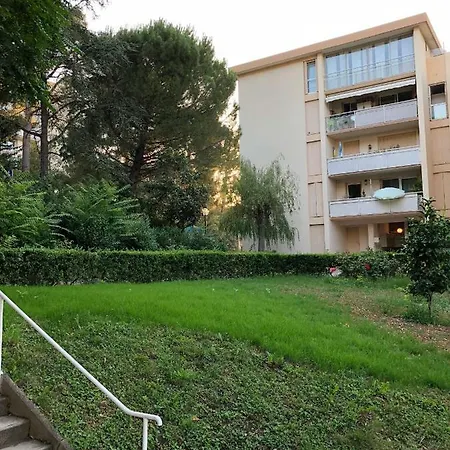 Le Petit Marseillais Apartment *