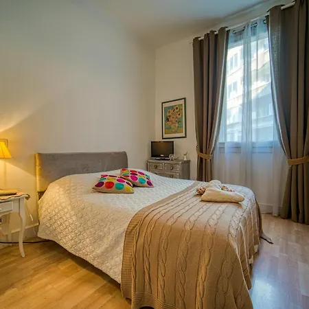 Grand 4pers A Cote Du Palais Longchamp Apartment