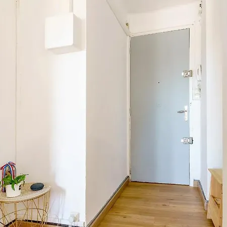 Entièrement Rénové, Ensoleillé, à 3mn De La Gare St Charles, Avec La Vue Sur Notre-dame De La Garde Appartement *