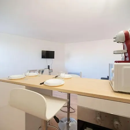 Fully Equipped 2 To 4 People St Charles Apartment *