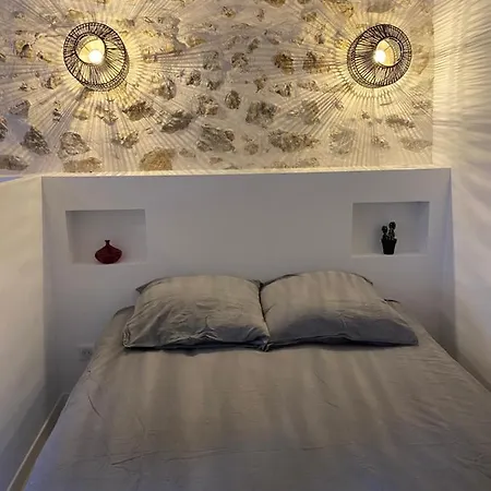 Petite Maison Typique De *