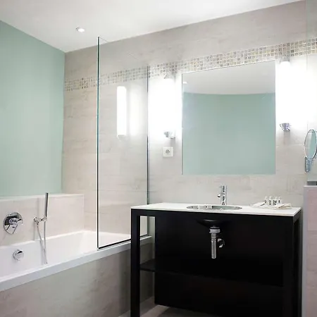 Mercure Centre Bompard La Corniche Hotel *