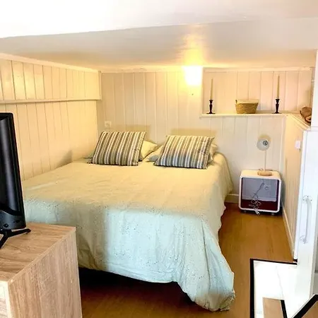 Cabanon Les Pieds Dans L'eau… *