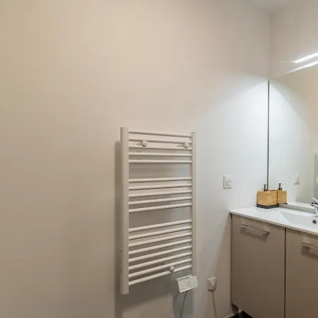 70 M2 Climatise Avec Balcon Et Parking *