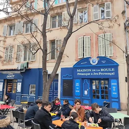 4 Pers In District Of The Typical Panier