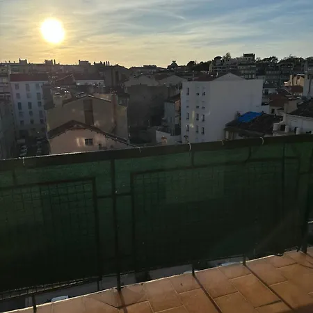 Grand Avec Balcon Apartment