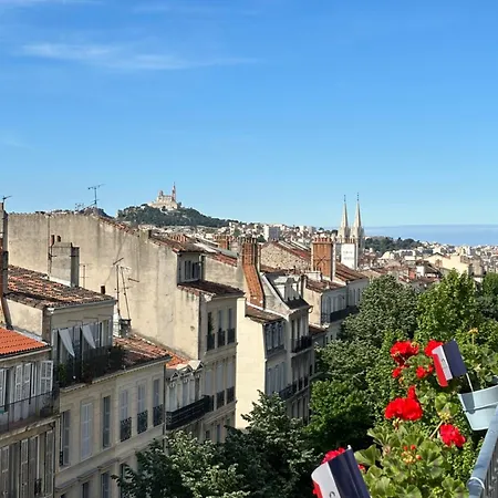 In In Palais Longchamp, Homestay
