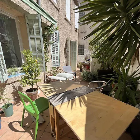 Apartment Centre Avec Patio