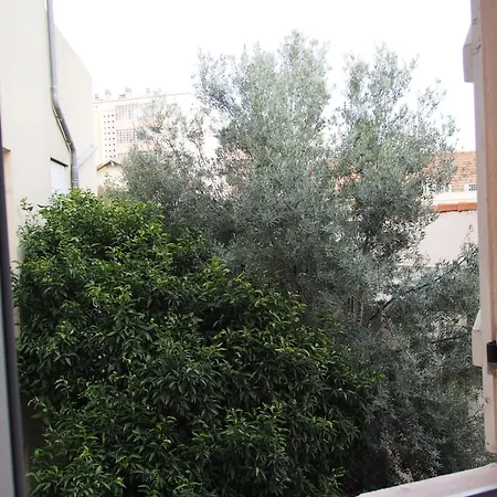Homestay Narnia Dans Maison, Salle De Bain Et Sejour A Partager Marseille