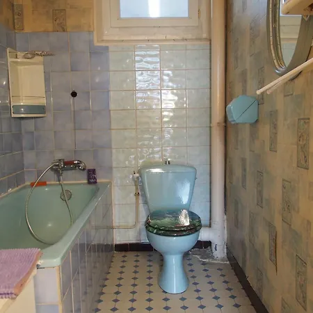 Narnia Dans Maison, Salle De Bain Et Sejour A Partager Marseille