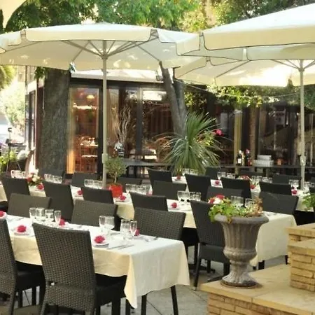 Logis Les Cigalons Hotel