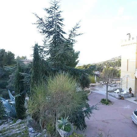 Chateau De L'aroumias Bed & Breakfast *