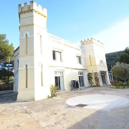 Chateau De L'aroumias Bed & Breakfast