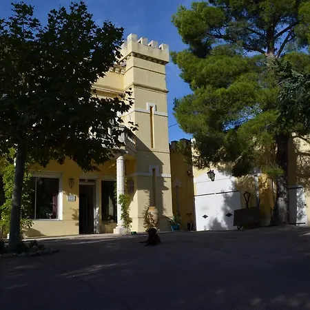 Chateau De L'aroumias Bed & Breakfast *
