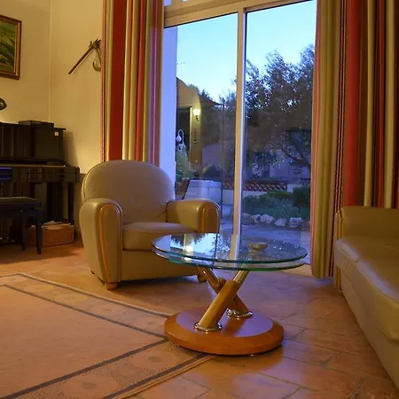 Chateau De L'aroumias Bed & Breakfast *