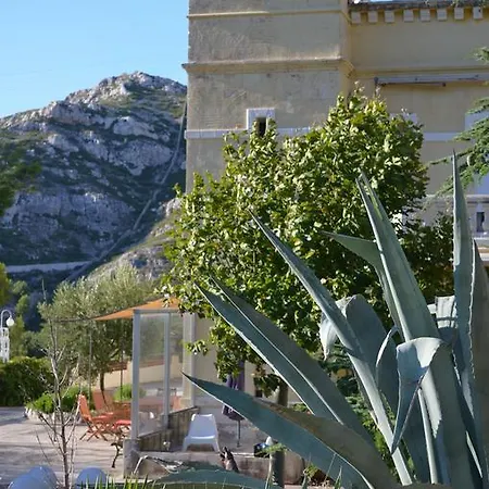 Chateau De L'aroumias Bed & Breakfast *