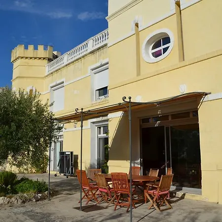Chateau De L'aroumias Bed & Breakfast *