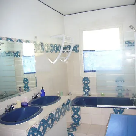 Chateau De L'aroumias Bed & Breakfast *