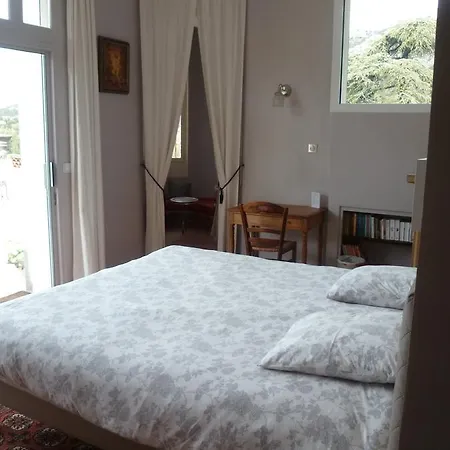 Bed & Breakfast Chateau De L'aroumias *
