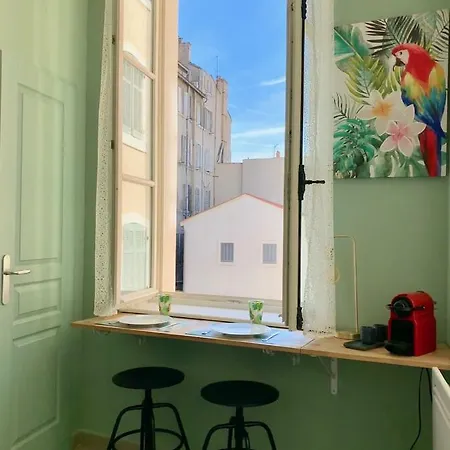 Sunny Vieux Port Apartment